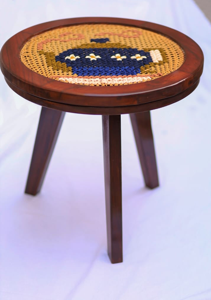 Kettle embroidered Round table - 19 x 21 inches